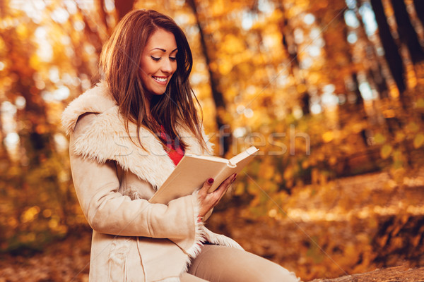 Foto stock: Bonitinho · menina · leitura · livro · belo · jovem