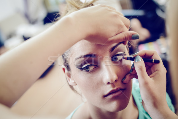 化妝師 漂亮的女人 化妝 關閉 婦女 工作的 商業照片 © MilanMarkovic78