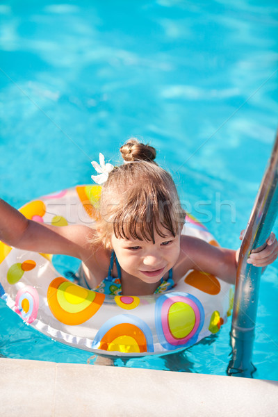 Stock foto: Glücklich · kleines · Mädchen · Pool · heraus · Leiter · Wasser