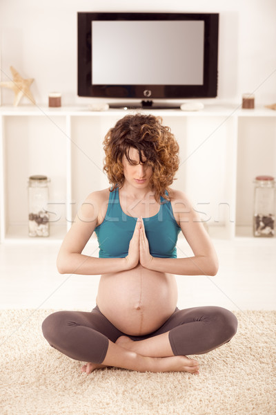 Prenataal yoga mooie jonge zwangere vrouw home Stockfoto © MilanMarkovic78