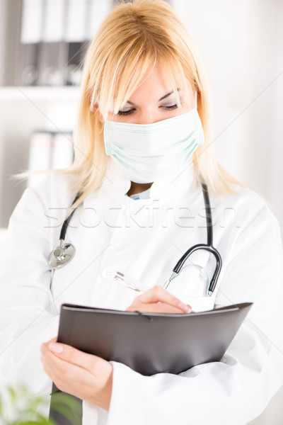 Młoda kobieta lekarza portret stetoskop maski chirurgiczne stałego Zdjęcia stock © MilanMarkovic78
