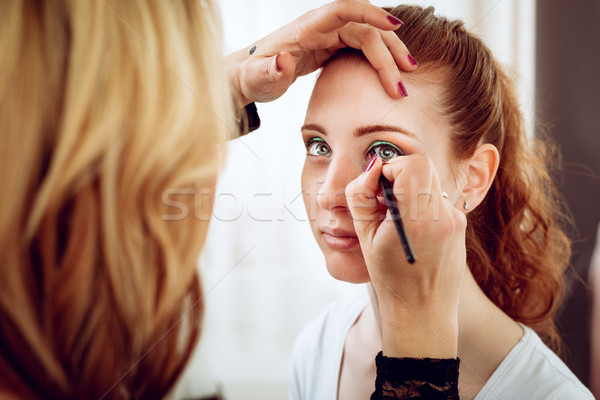 Make-up artist frumuseţe lucru frumos Imagine de stoc © MilanMarkovic78