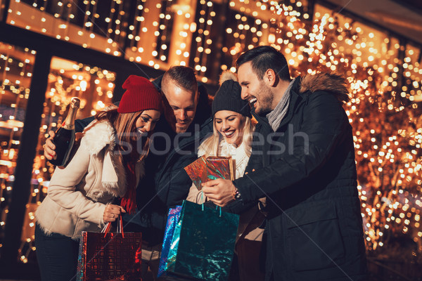 Gruppe Freunde genießen Warenkorb glücklich schönen Stock foto © MilanMarkovic78