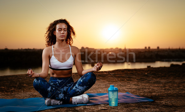 Meditáció fiatal fitnessz nő jóga testmozgás város Stock fotó © MilanMarkovic78