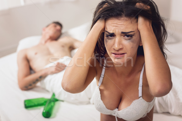 Helpen me jonge vrouw beha huilen bed Stockfoto © MilanMarkovic78