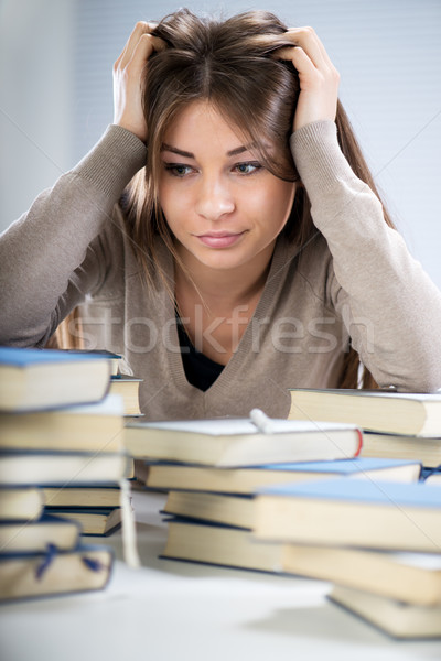 Zdjęcia stock: Zmęczony · student · posiedzenia · wiele · książek · głowie
