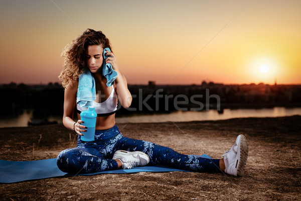 Erfrischung Ausbildung jungen Fitness Frau ruhend Stadt Stock foto © MilanMarkovic78