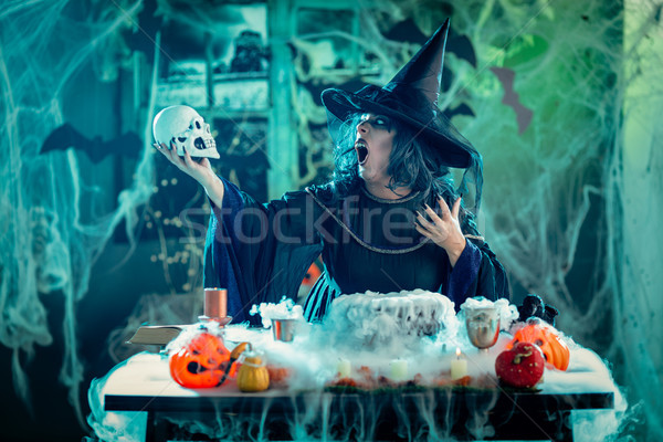 Foto stock: Bruxa · magia · palavras · crânio · cara · arrepiante