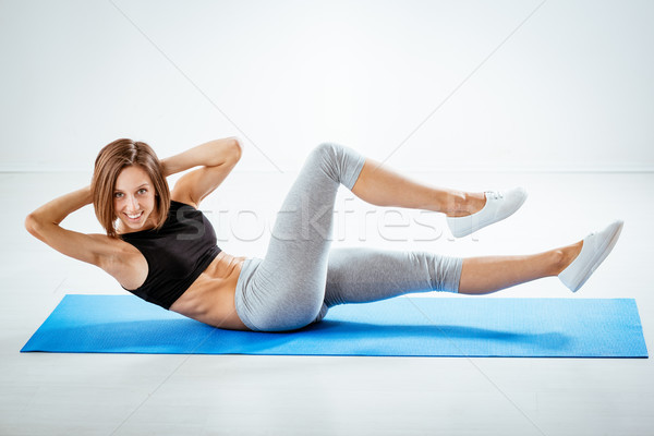 Foto stock: Determinado · atraente · mulher · da · aptidão · exercer · casa