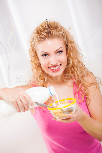 Sağlıklı kahvaltı güzel genç kadın yeme süt Stok fotoğraf © MilanMarkovic78