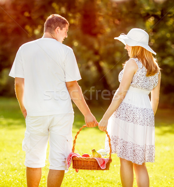 Picnic Pareja cesta de picnic familia mujeres Foto stock © MilanMarkovic78