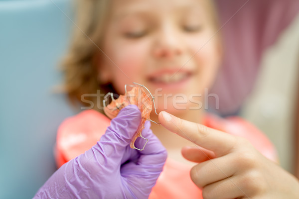 Mobil fogszabályozási eszköz közelkép fogorvos mutat Stock fotó © MilanMarkovic78