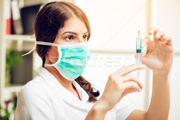 Foto stock: Trabalhando · compromisso · foco · jovem · feminino · enfermeira