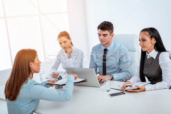 Foto stock: Jóvenes · mujer · de · negocios · portátil · grupo · gente · de · negocios