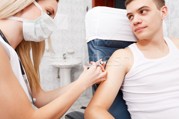 Oltás fiatalember influenza lövés tű kar Stock fotó © MilanMarkovic78