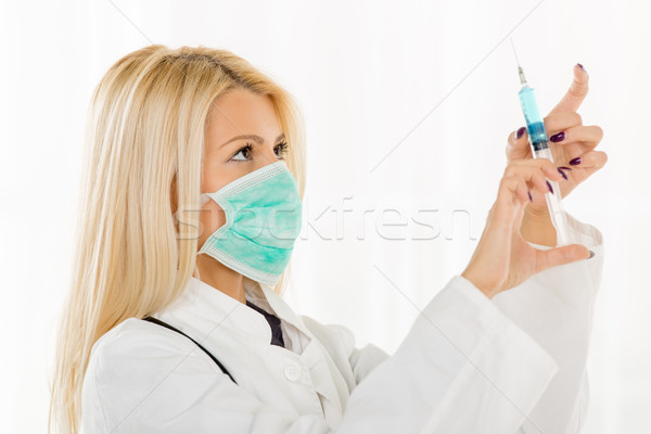 [[stock_photo]]: Vaccination · joli · jeune · femme · blanche · manteau