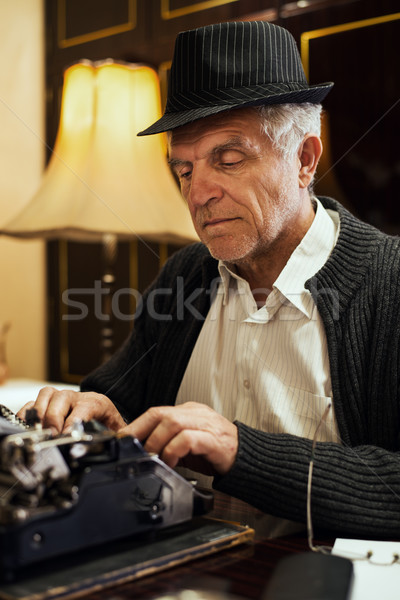 Retro senior man schrijver hoed schrijven Stockfoto © MilanMarkovic78