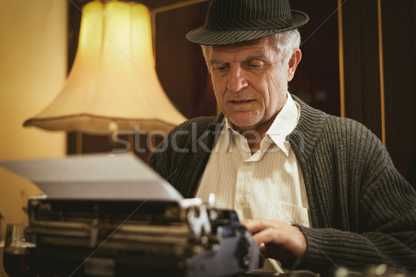 復古 高級 男子 作家 帽子 寫作 商業照片 © MilanMarkovic78