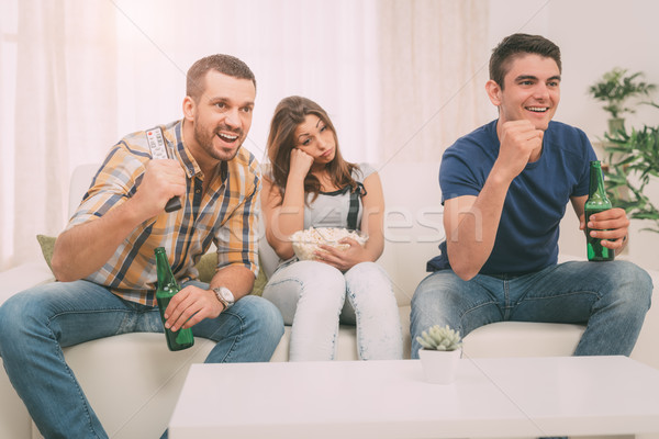 Foto stock: Amigos · viendo · tv · casa · tres · colgante