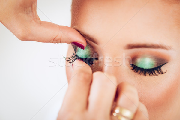 付け睫毛 メーキャップアーチスト 適用 眼 顔 ストックフォト © MilanMarkovic78