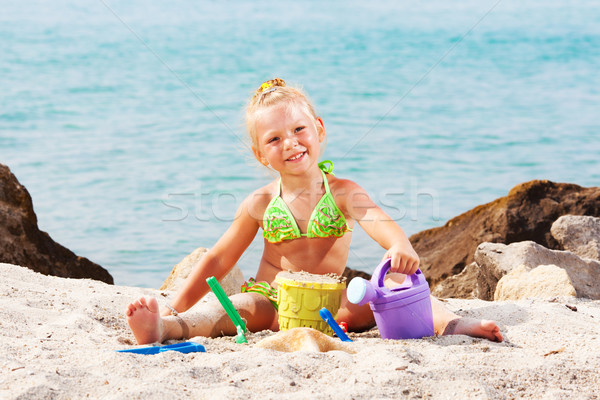 [[stock_photo]]: Petite · fille · jouer · plage · seau · bêche · enfants