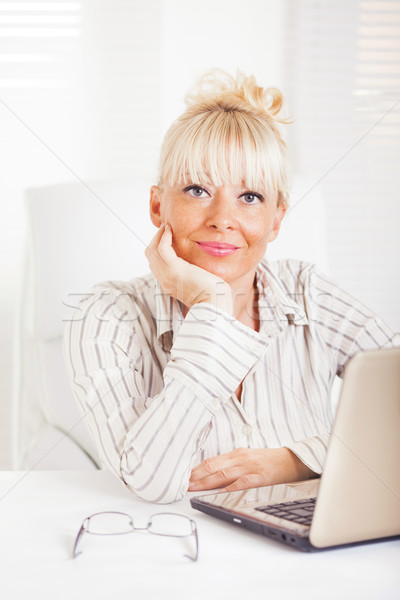 Mulher de negócios laptop belo maduro sessão escritório Foto stock © MilanMarkovic78