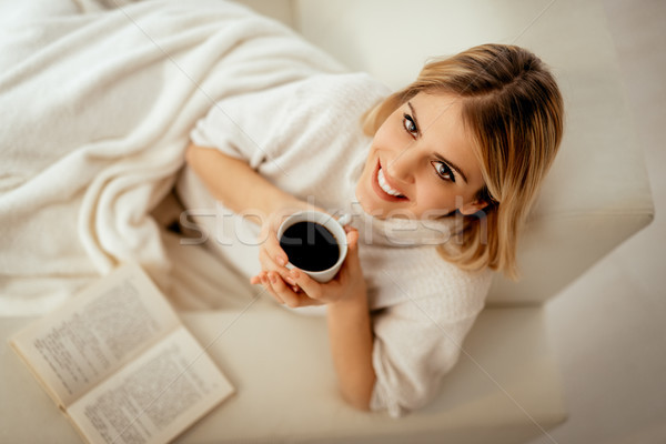 Kényelmes délután gyönyörű fiatal mosolygó nő megnyugtató Stock fotó © MilanMarkovic78