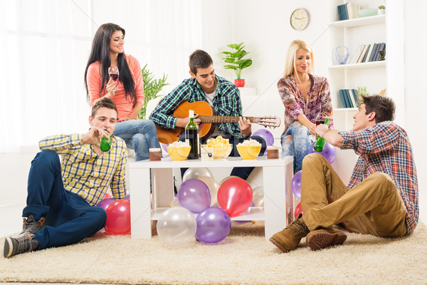 Prietenii house party grup mic tineri acasă petrecere Imagine de stoc © MilanMarkovic78