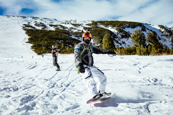 Stock foto: Snowboarder · Maßnahmen · junger · Mann · Snowboard · genießen · sonnig