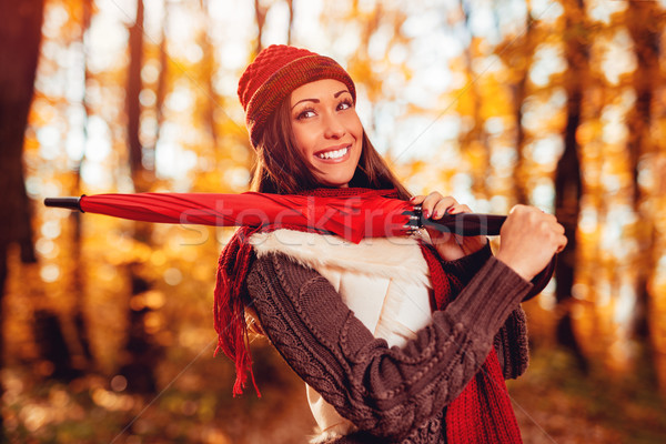 Foto stock: Outono · menina · retrato · belo · sorridente · vermelho