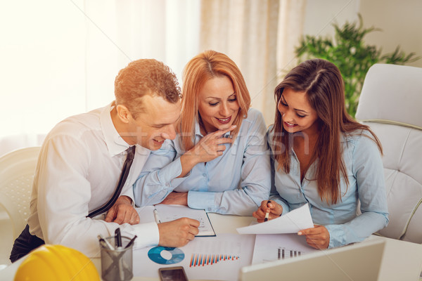 Stockfoto: Bevinding · mogelijk · oplossingen · team · drie · jonge