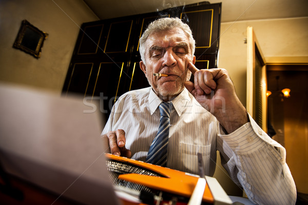 Senior homem escrita máquina de escrever retro jornalista Foto stock © MilanMarkovic78