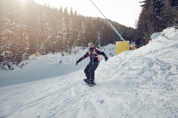 Actie jonge man snowboard genieten zonnige Stockfoto © MilanMarkovic78