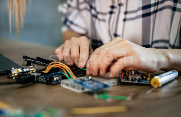 Soldering elektronische circuit board vrouwelijke handen Stockfoto © MilanMarkovic78