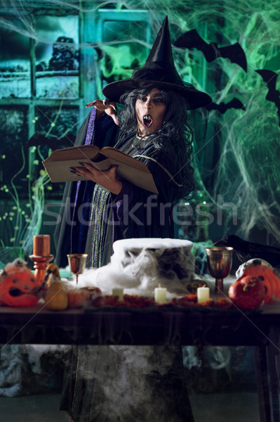 Witch gotowania magic twarz pełzający dymny Zdjęcia stock © MilanMarkovic78