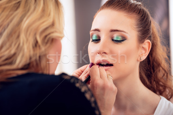 Make-up artist buzele frumuseţe lucru portret Imagine de stoc © MilanMarkovic78