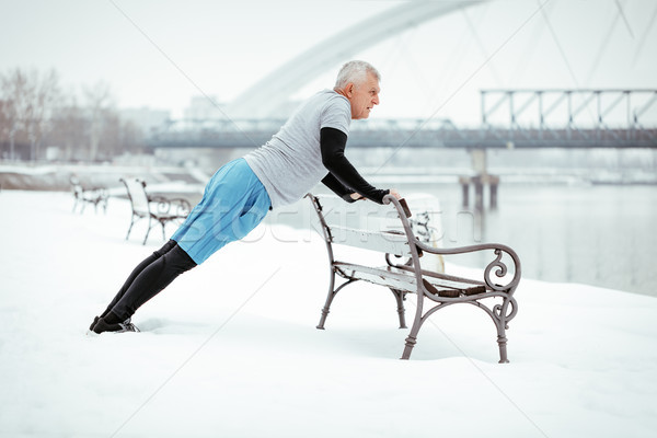 Starszy zimą pompek aktywny człowiek sportowiec Zdjęcia stock © MilanMarkovic78