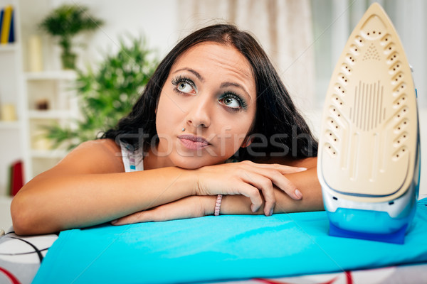 Erschöpfung Magd Bügeln Langeweile jungen Hausfrau Stock foto © MilanMarkovic78
