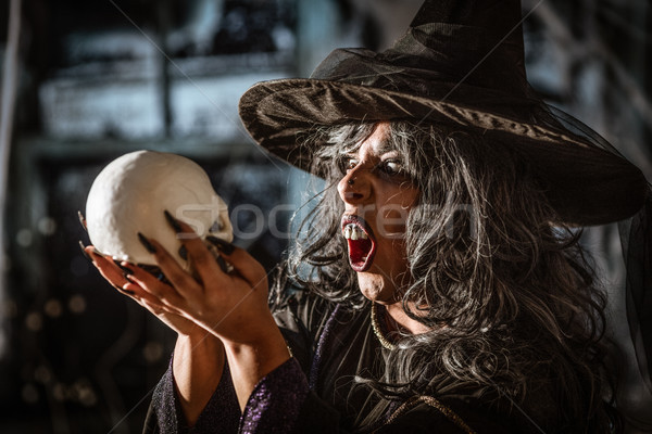 Foto stock: Bruja · magia · palabras · cráneo · retrato · cara