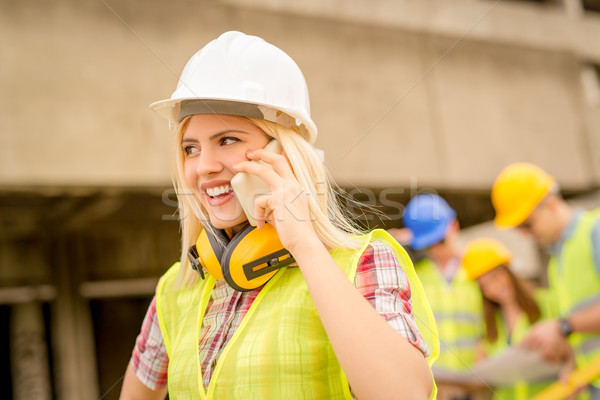 Foto stock: Feminino · arquiteto · belo · jovem · construção · telefone