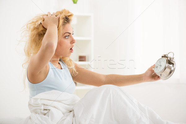 W górę cute młoda kobieta budzenie rano patrząc Zdjęcia stock © MilanMarkovic78