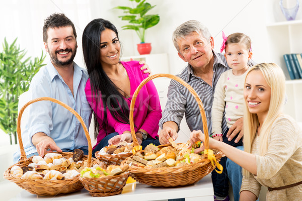 Acasă catering grup mic oameni fericit de familie mananca Imagine de stoc © MilanMarkovic78