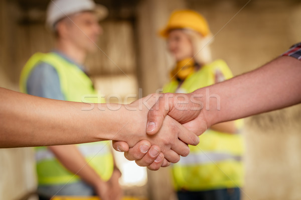 Acordo aperto de mãos construção trabalhadores edifício Foto stock © MilanMarkovic78