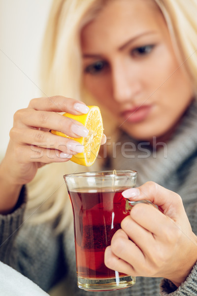 Cytryny herbaty piękna dziewczyna kubek selektywne focus skupić Zdjęcia stock © MilanMarkovic78