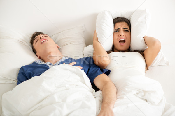 Horkolás heteroszexuális pár ágy férfi nyitott szájjal nő Stock fotó © MilanMarkovic78