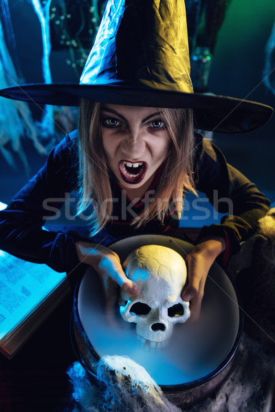 Jovem bruxa cozinhar crânio cara olhando Foto stock © MilanMarkovic78