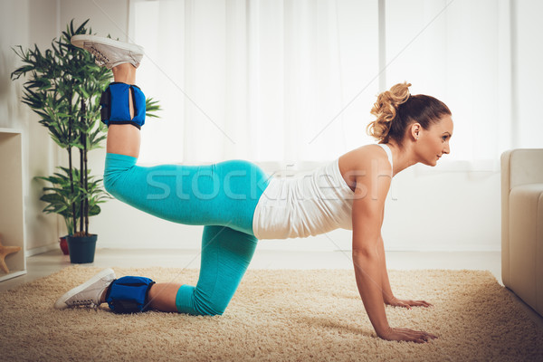 фитнес девушки красивой мышечный осуществлять Сток-фото © MilanMarkovic78