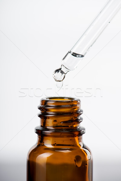 Foto stock: Esencial · líquido · marrón · vidrio · botellas · gotas
