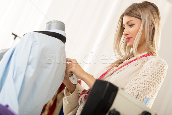 Em linha reta pin jovem bela mulher de costura Foto stock © MilanMarkovic78
