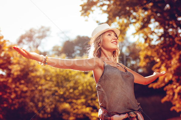 Mutlu sonbahar genç kadın açmak silah Stok fotoğraf © MilanMarkovic78